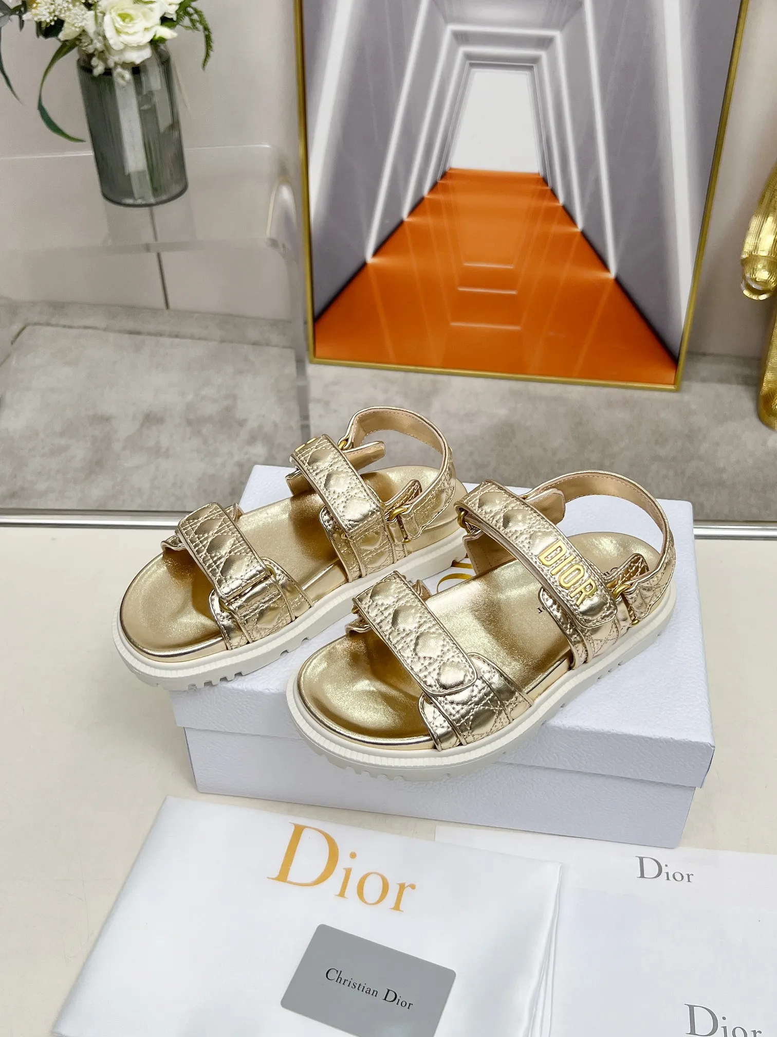 👟👟Ex-factory price 500👟👟Dior👏👏new classic style. 🔥Purchasing-level qualityThe most popular thick-soled sandals in foreign counters. Upper➕Inside: original customized material, original mold opening of sole 1.1 (lightweight, code number 35-40 (41/42 can be customized)